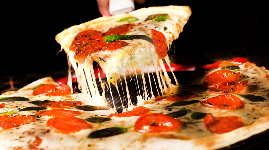 Pizza sendo cortada