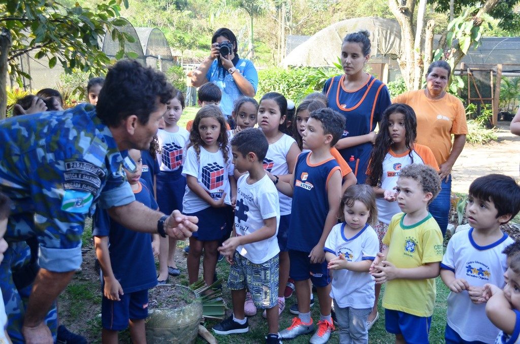 Guardas com crianças