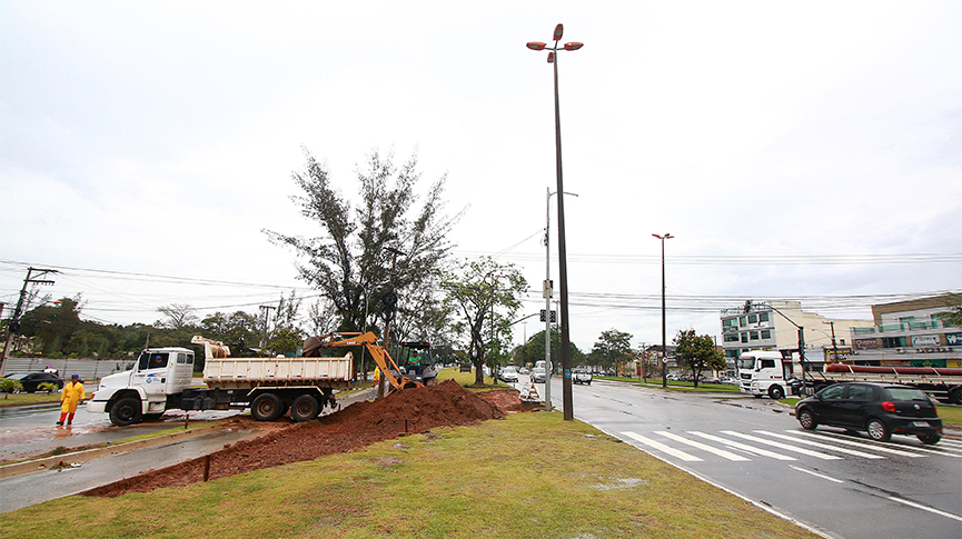 Caminhão e operários