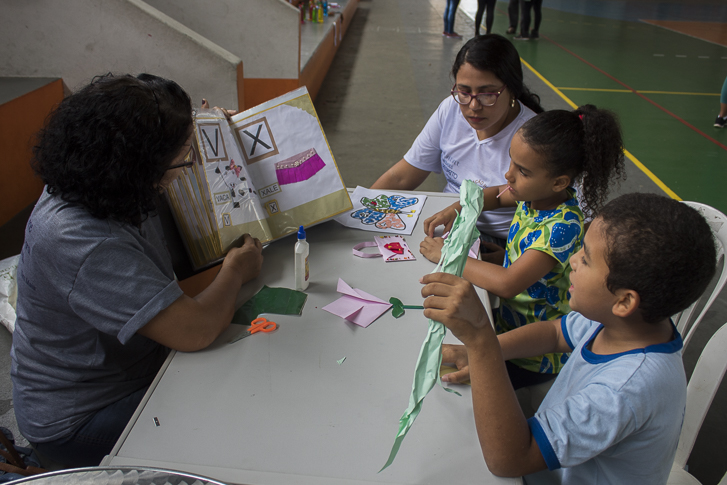 Alunos fazendo atividade