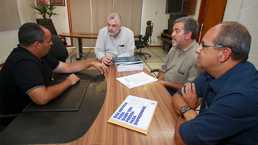 Prefeito com presidente da Jucerja