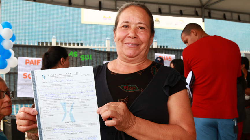 Moradora com a nova carteira