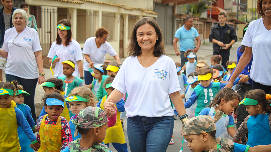 Diretora desfila com alunos