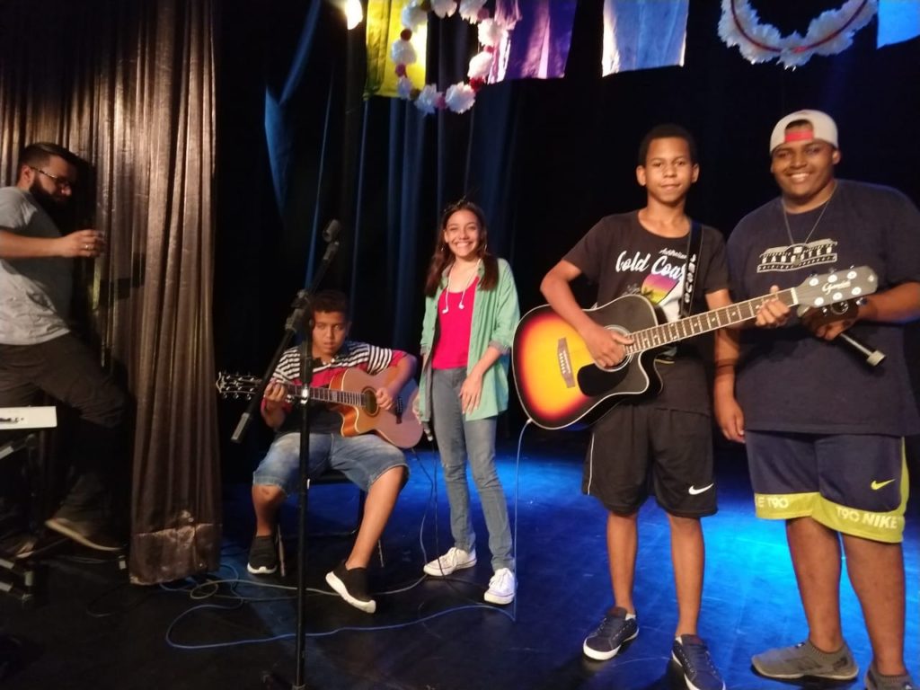 Alunos tocando violão