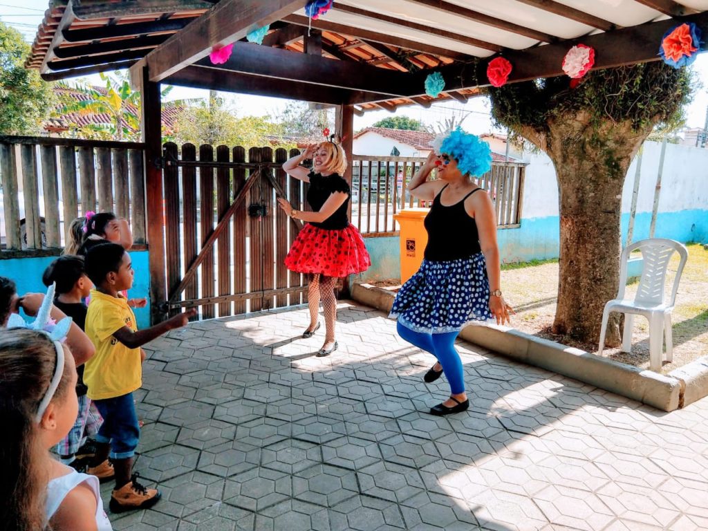 Alunos assistindo peça