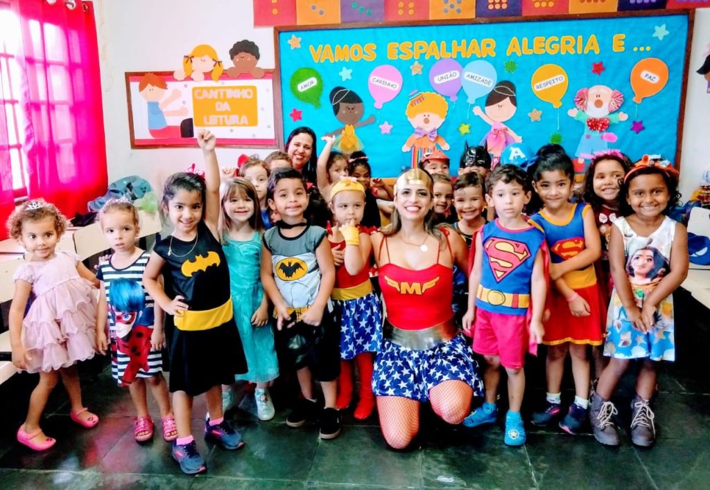 Alunos vestidos de heróis