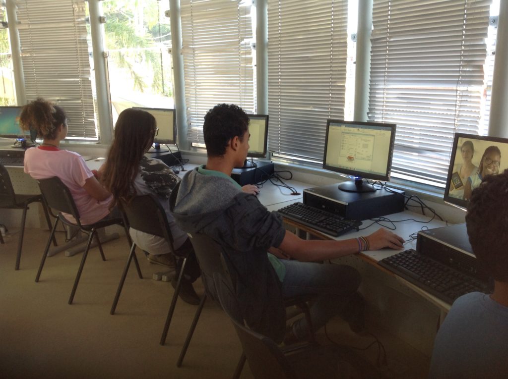 Alunos usando computadores