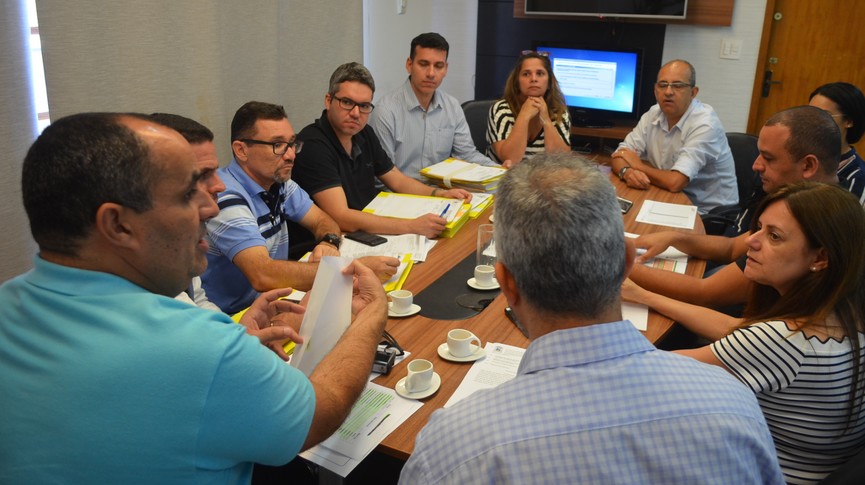 Foto durante a reunião com a presença do Prefeito e integrantes da comissão ao redor da mesa