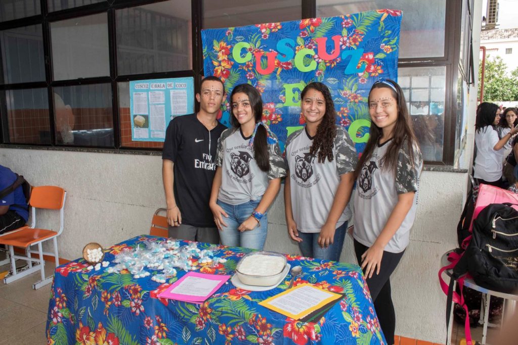 Alunos em estande