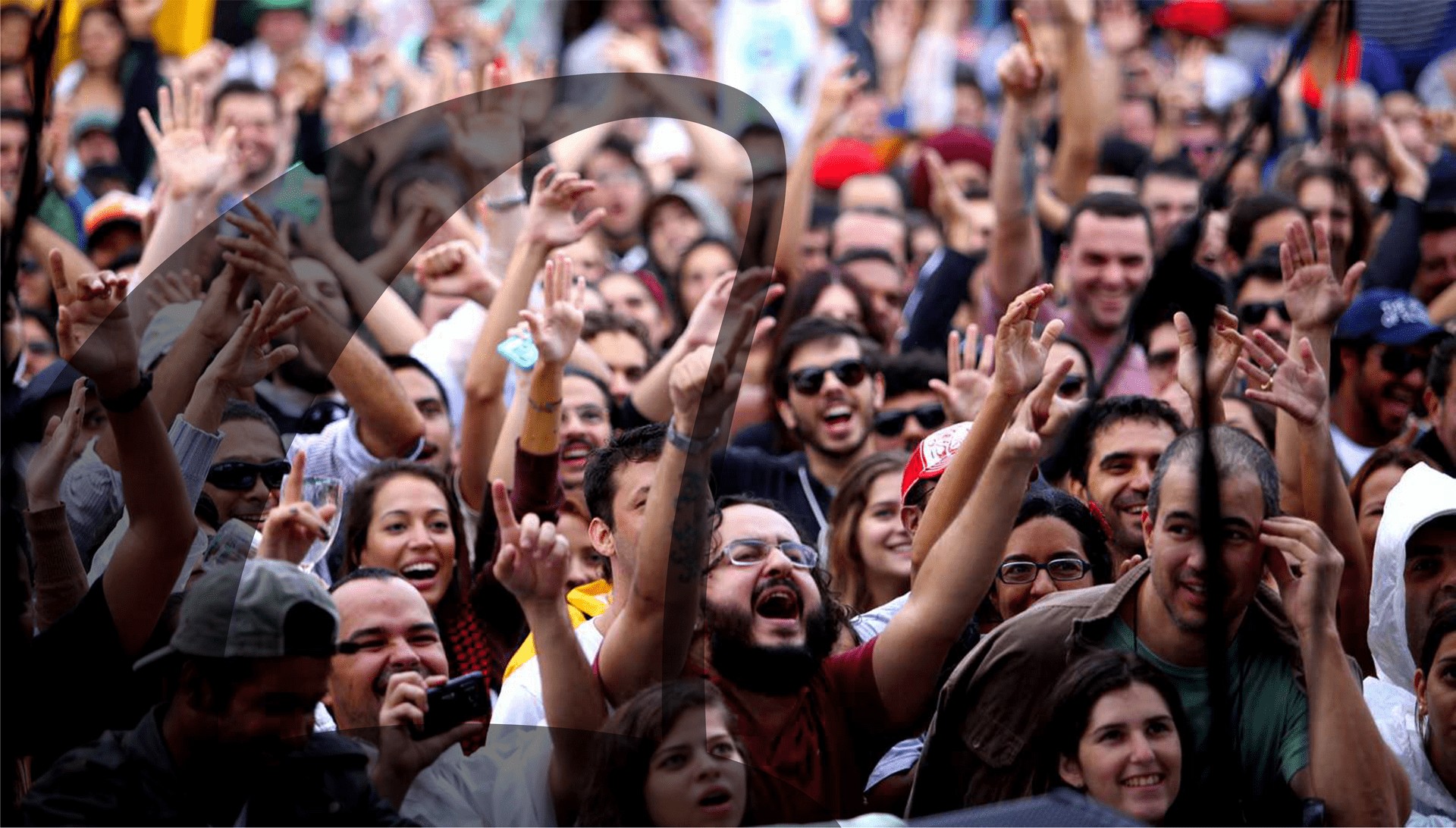 Foto da plateia assistindo um show do Rio das Ostras Jazz e Blues Festival