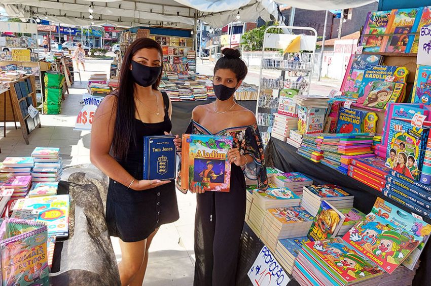 Consumidoras na Feira do Livro