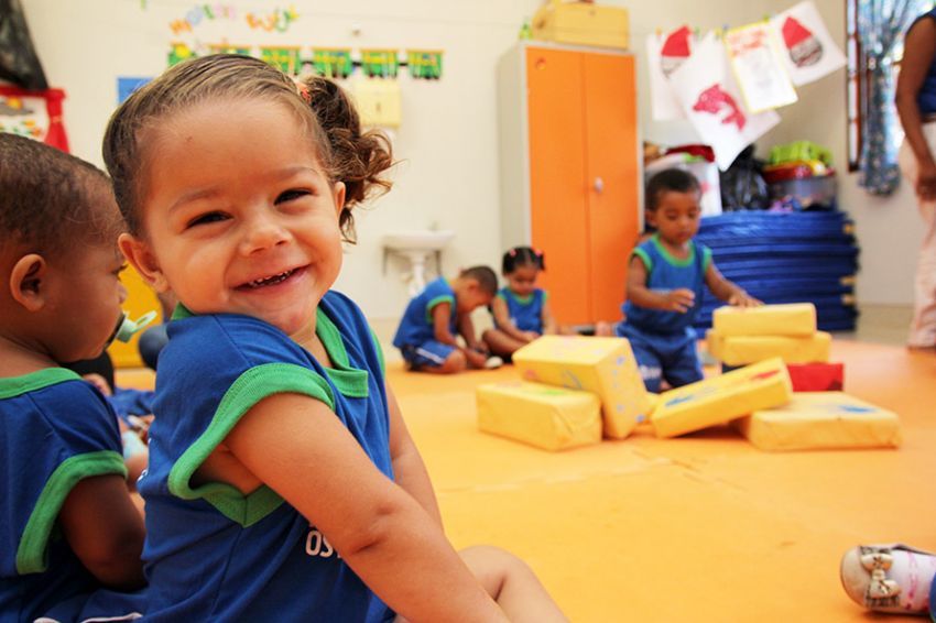 Criança sorrindo na creche municipal