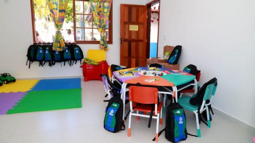 Sala de creche com mobiliário colorido.