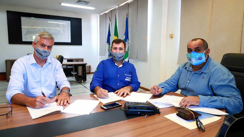 Representantes da empresa Usinando e o prefeito Marcelino assinando o Termo de Concessão no Gabinete