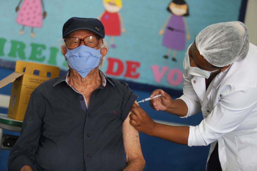 Idosos começam a receber 3a dose contra a Covid em Rio das Ostras. Foto: Jorge Ronald