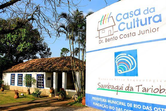 Fachada da Casa de Cultura com cartaz de identificação