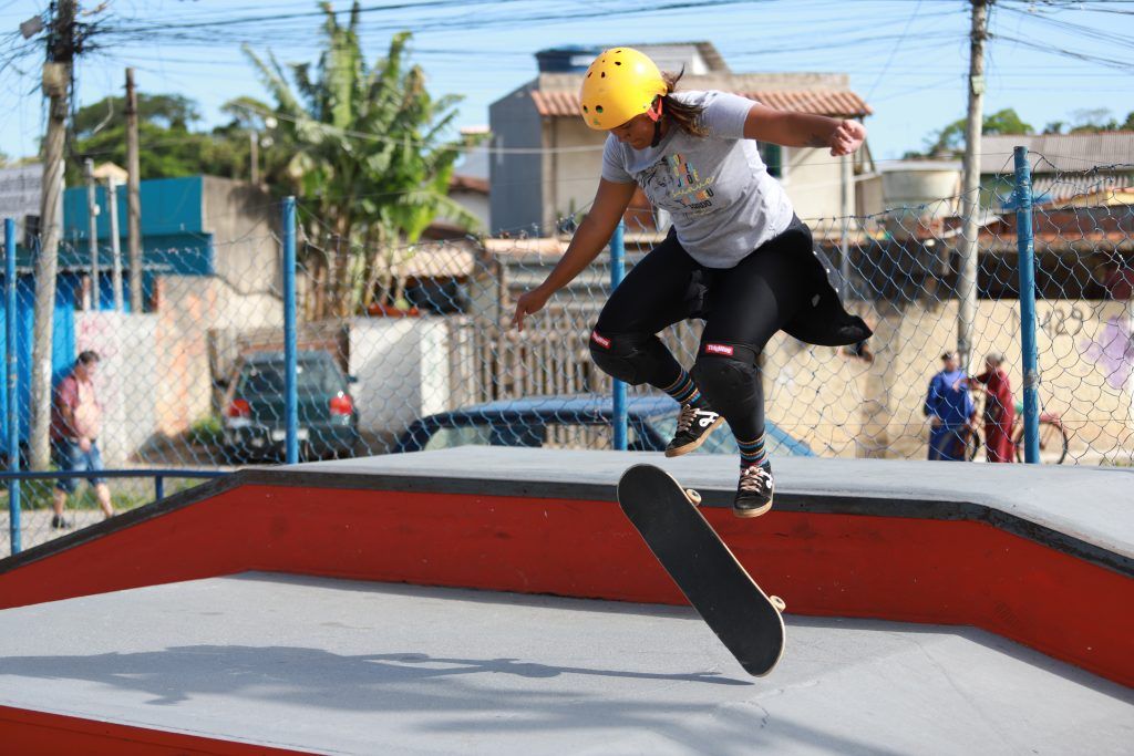 Atleta Julinana faz manobra com skate na rampa