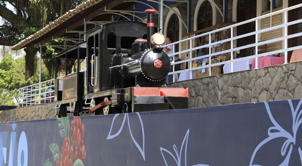 Réplica do trem que ocupa a praça do trem