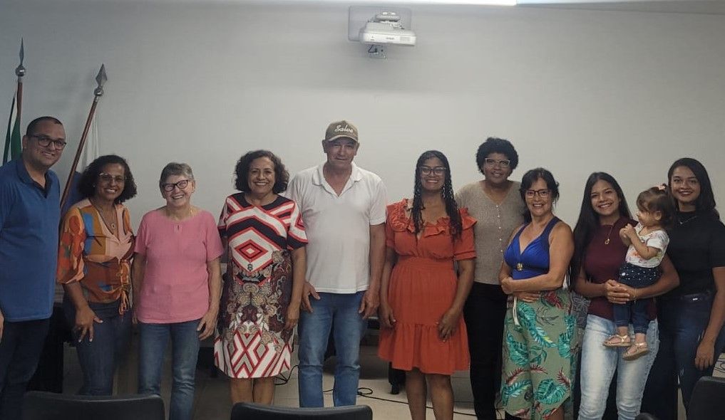 Secretário de Educação posando para foto ao lado dos conselheiros de Alimentação Escolar