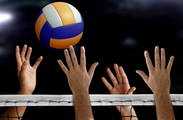 Mãos levantadas na rede disputando a bola