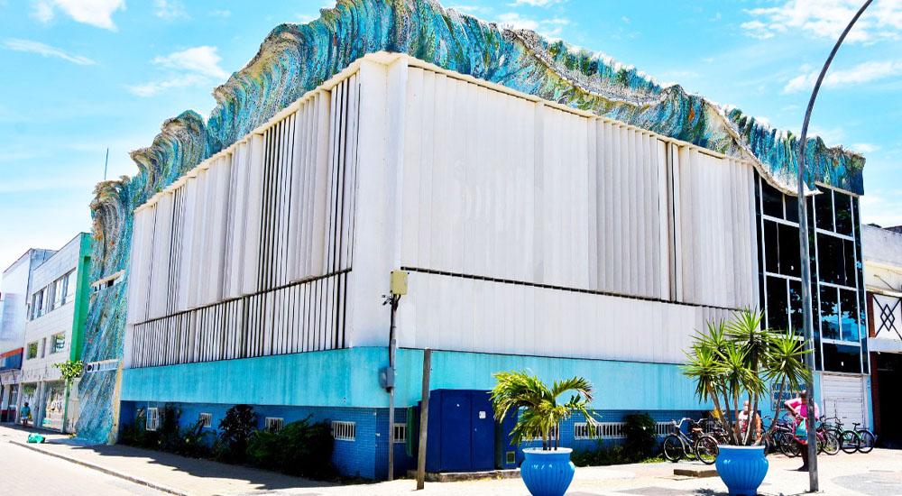 Fachada do prédio do Centro de Formação Artística decorada com mosaico em forma de onda
