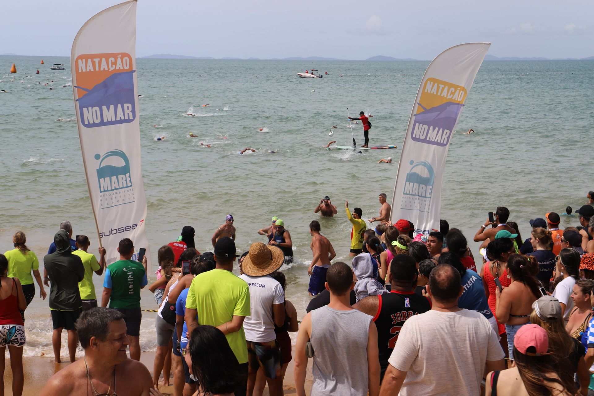 Participantes do Projeto Natação no Mar entrando no mar