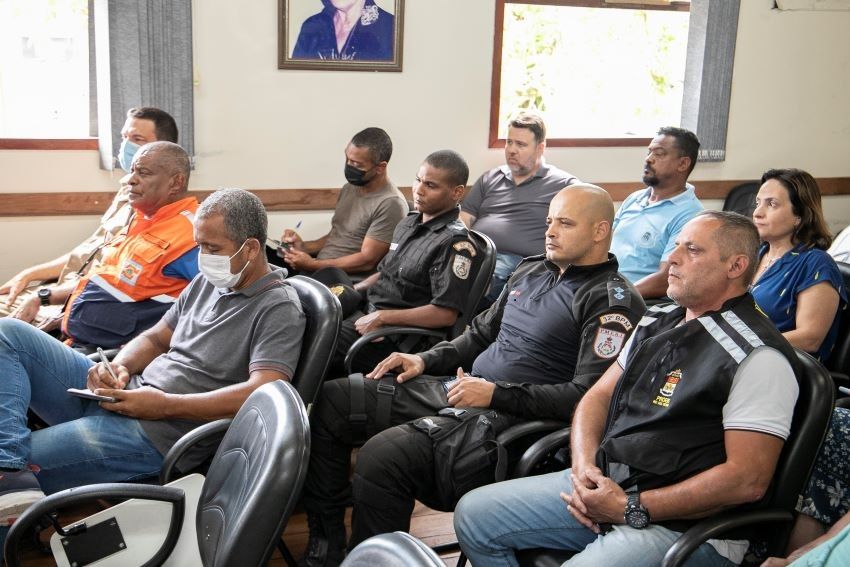 Servidores da segurança pública ouvindo a reunião