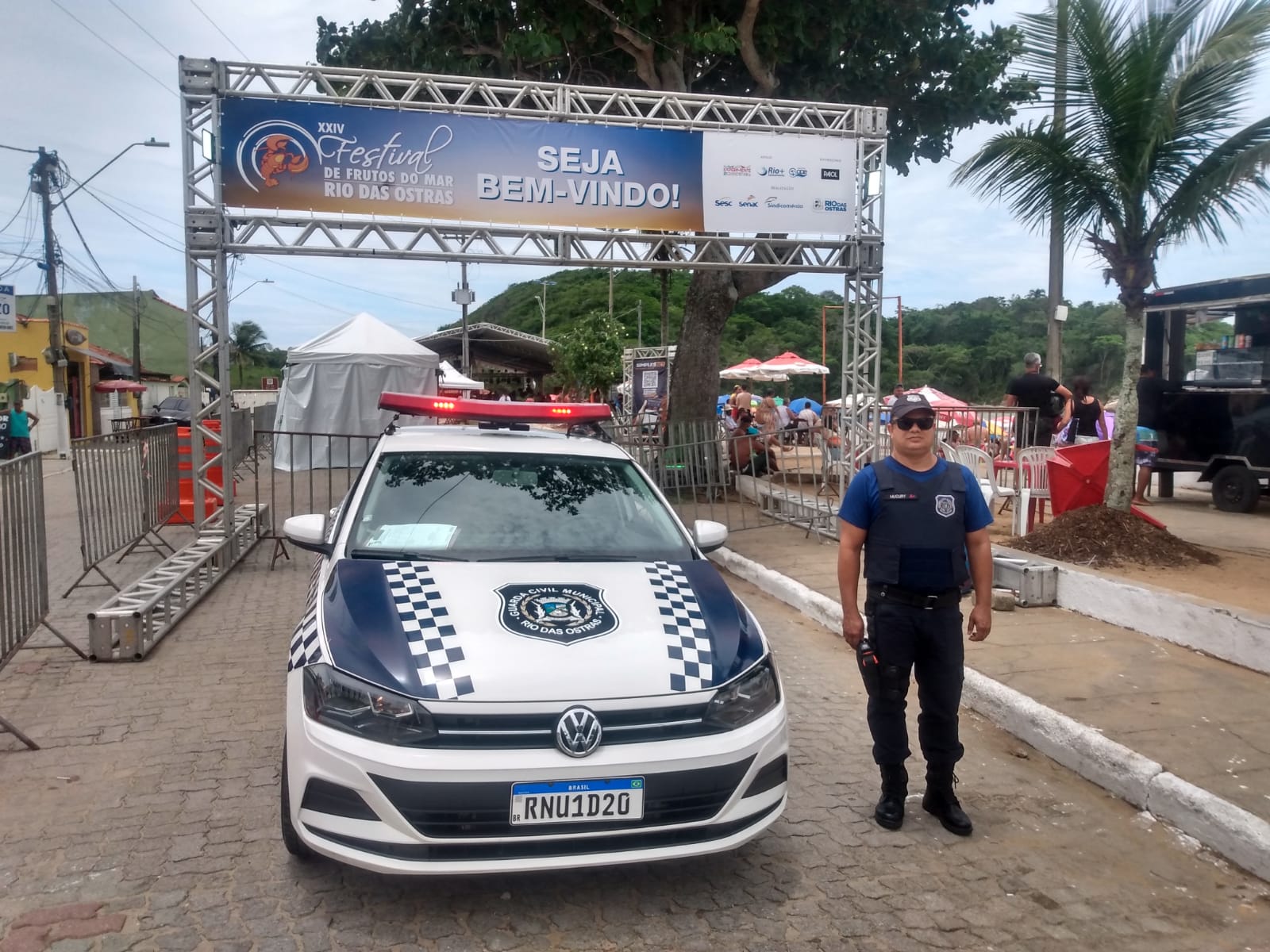 viatura parada com guarda civil em evento da cidade