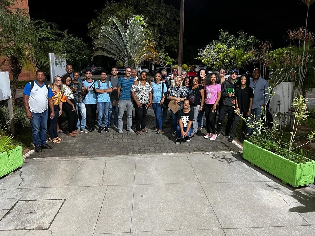 Alunos em grupo em frente à fachada do IFF