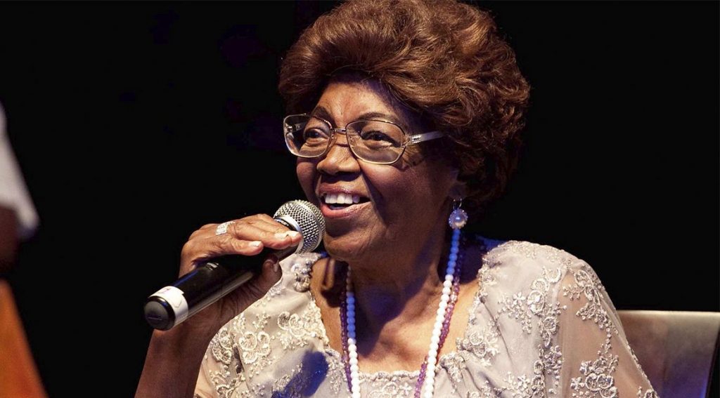 Dona Ivone Lara canta ao microfone