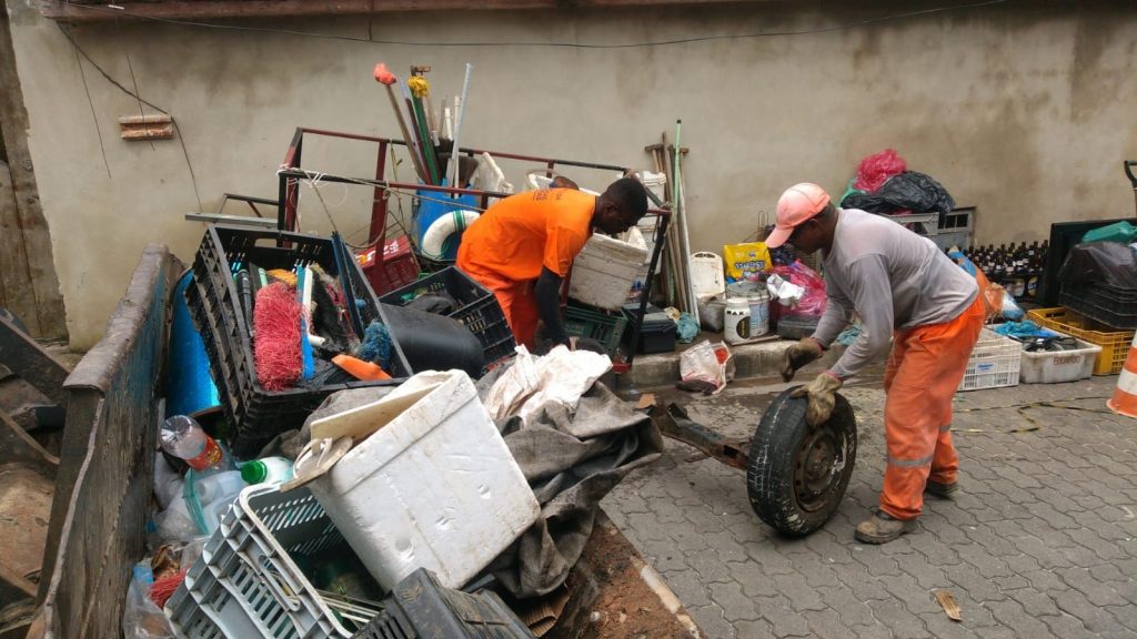 Materiais recicláveis como isopores, plásticos, garrafas e outros sendo levados por homens da Limpeza Urbana