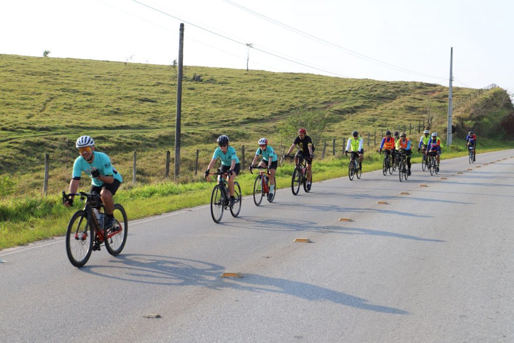 Ciclistas no asfalto percorrendo o trajeto