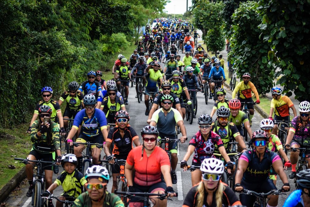 Dezenas de ciclistas na estrada