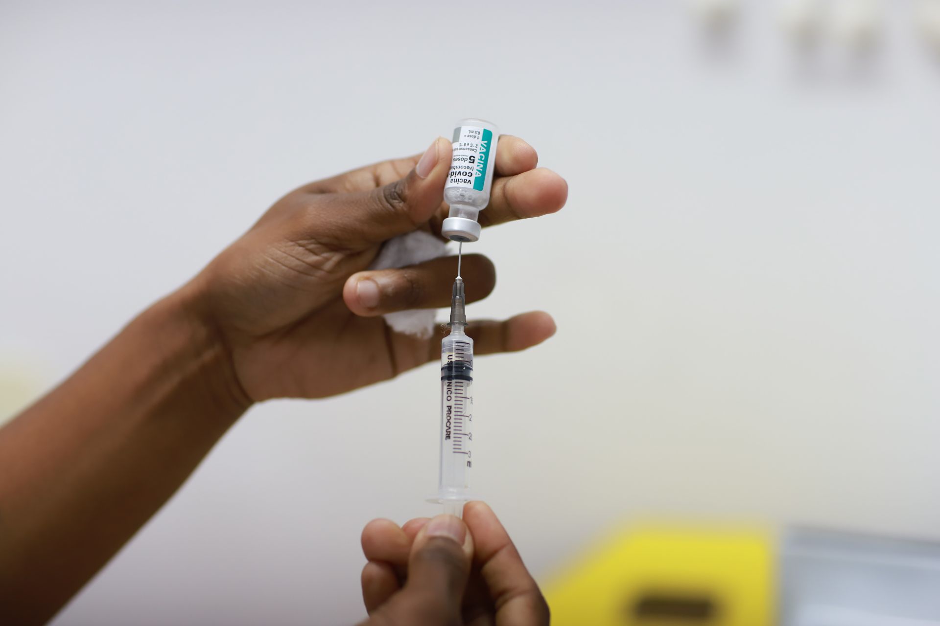 mão puxando na seringa vacina contra a covid-19