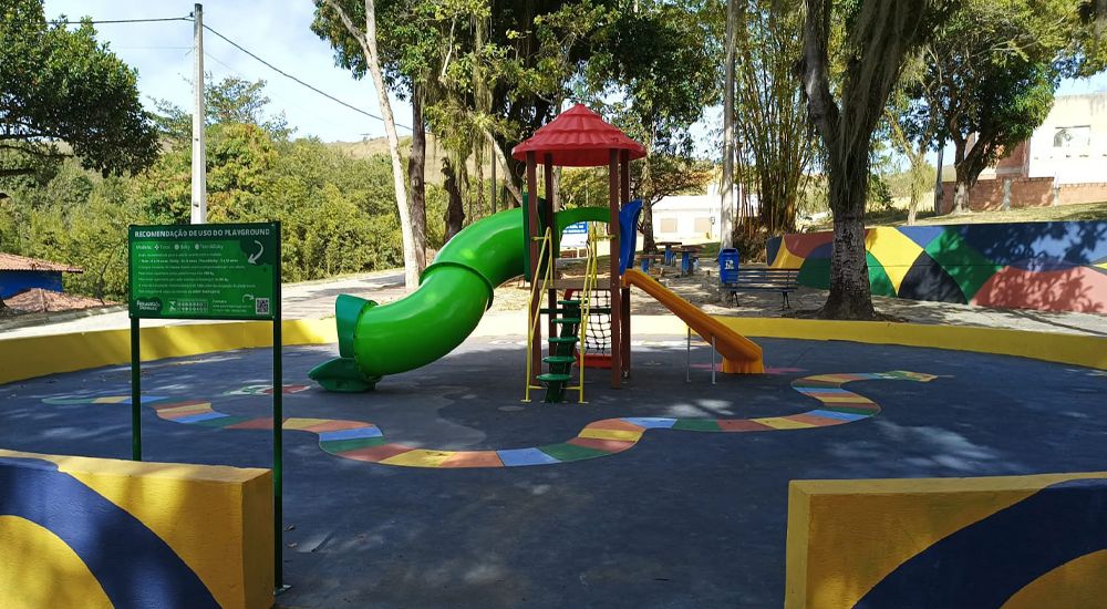 Parque infantil com brinquedos coloridos
