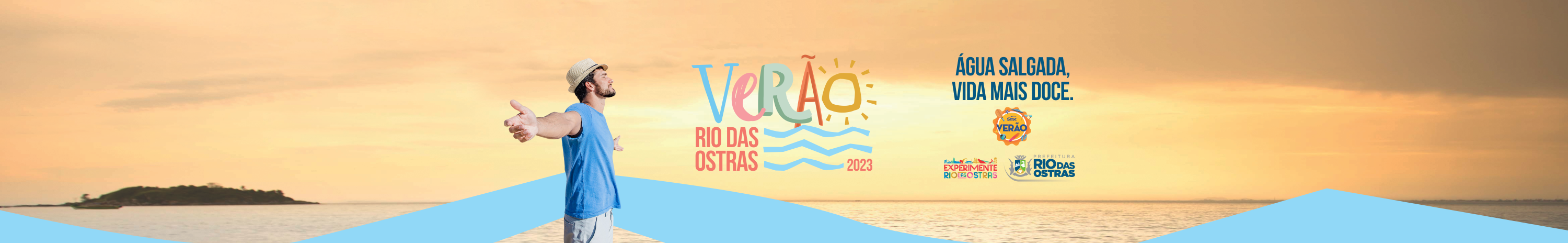 Capa da campanha Verão Rio das Ostras com o mar ao fundo e um homem de braços abertos em direção ao sol