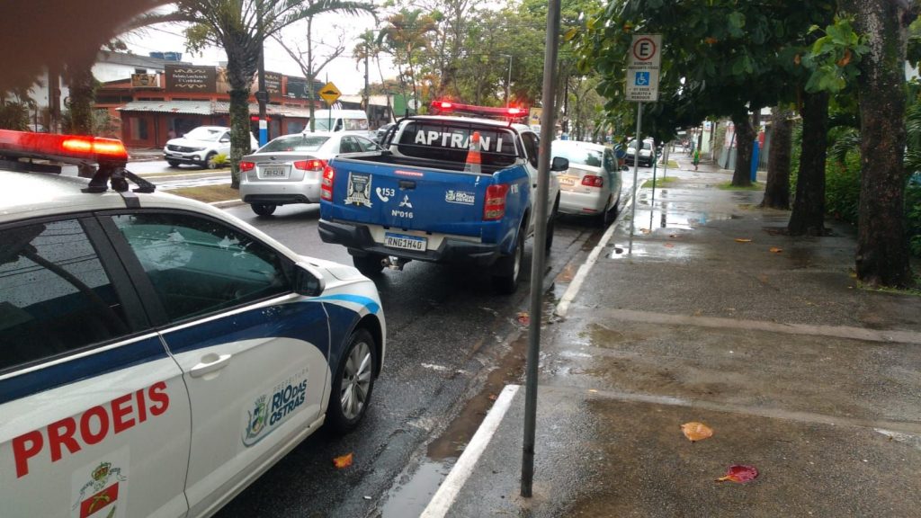 Carros da Polícia Militar e da Guarda Municipal estacionados