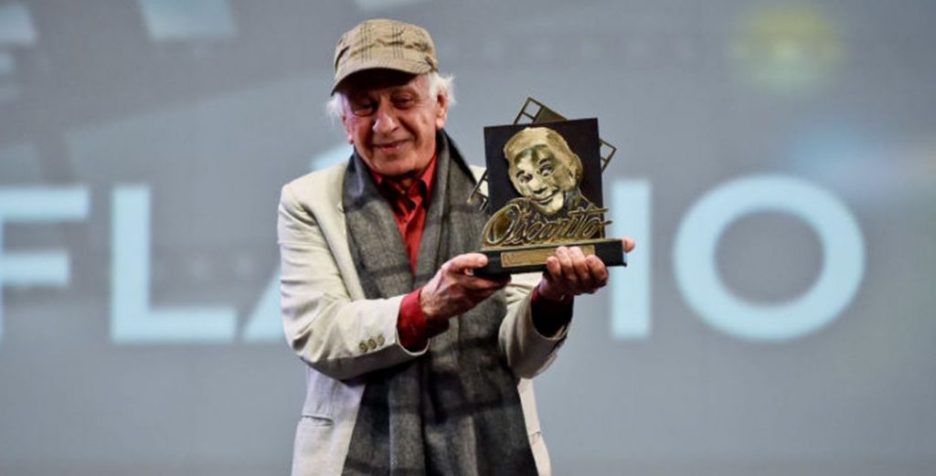 Ator Flavio Migliaccio segura troféu