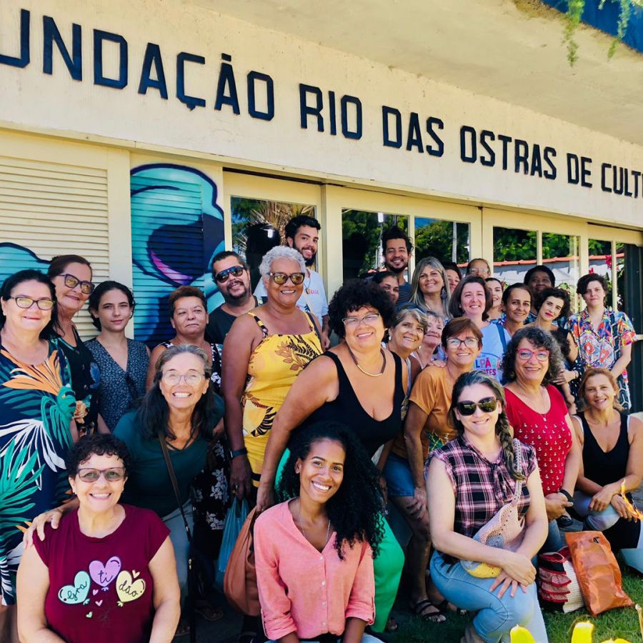 Grupo de artesãos em frente à sede da Fundação de Cultura