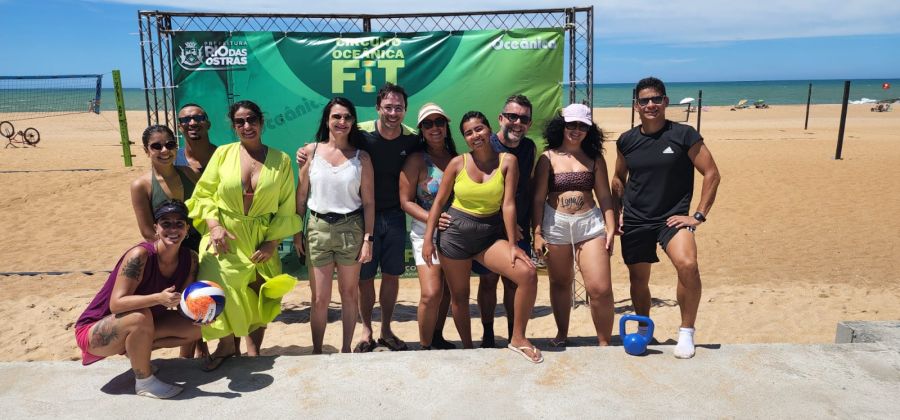 Grupo De Pessoas Jogando Vôlei De Praia Na Costa · Foto profissional  gratuita