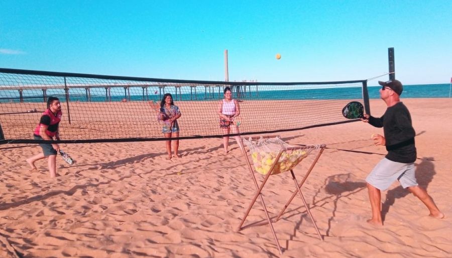 Rede colocada na areia de Costazul, em frente ao emissário submarino, e usada por jogadores de beach tennis