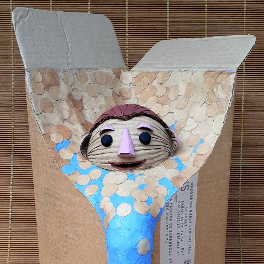 Elementos humanos e marítimos feitos com papelão