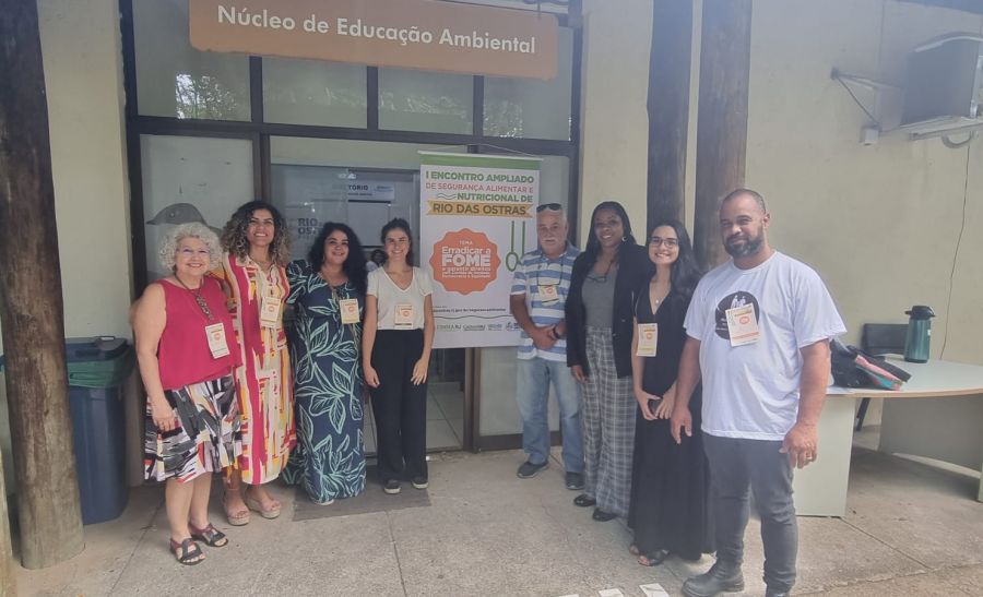 Representantes posando para foto na porta do 1ºencontro ampliado de segurança alimentar e nutricional