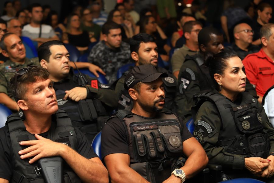 Guardas civis municipais em primeiro plano, na plateia