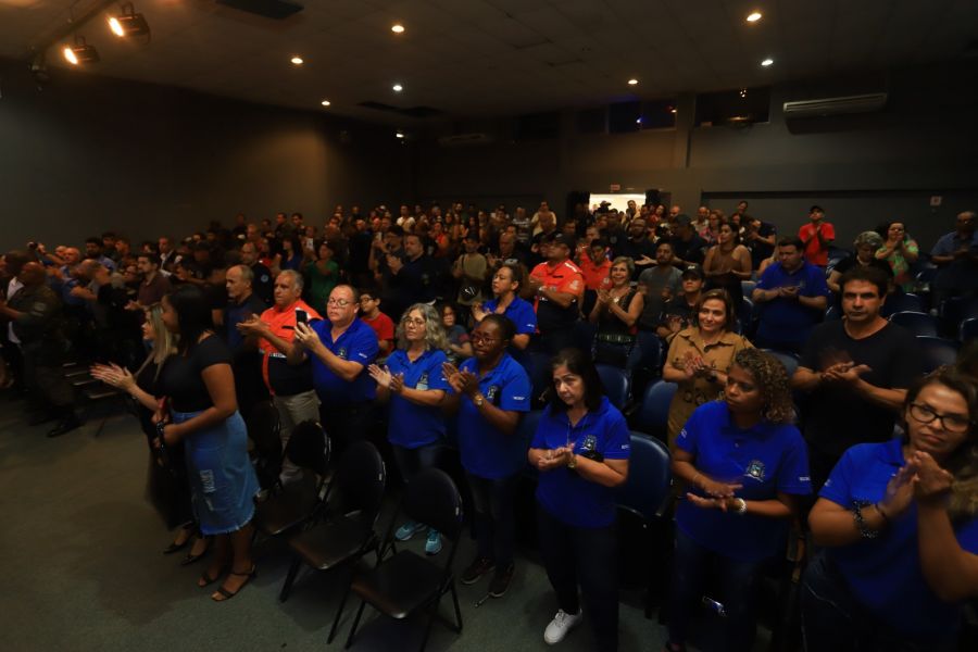 Imagem das pessoas que ocupam a plateia do teatro