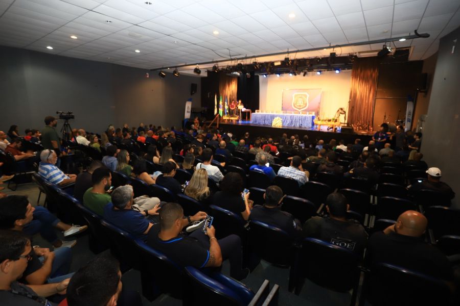 Imagem panorâmica do teatro, com palco à frente e plateia de costas