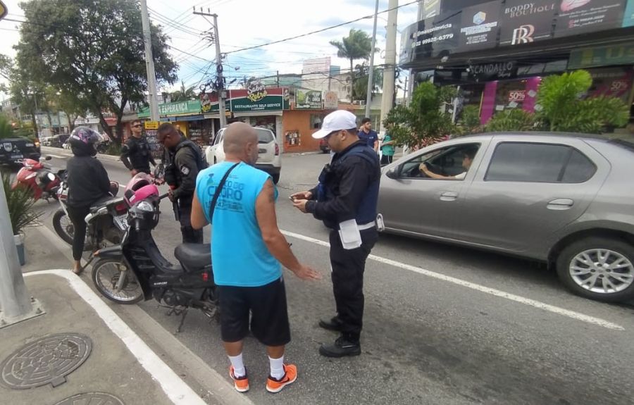 Guarda na rodovia realizando abordagens de trânsito a motoristas de motocicletas
