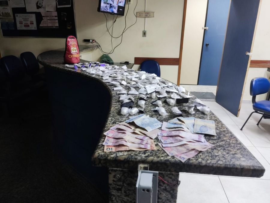 Drogas apreendidas pelo policiais no balcão da Delegacia