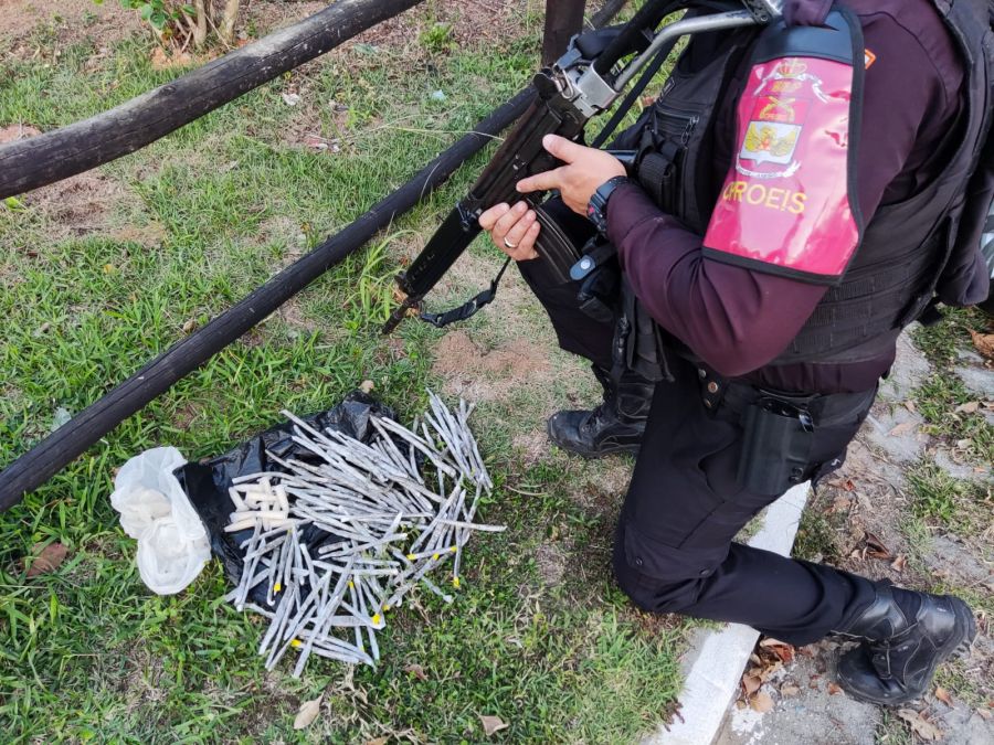 Drogas apreendidas pelo policial em uma gramado