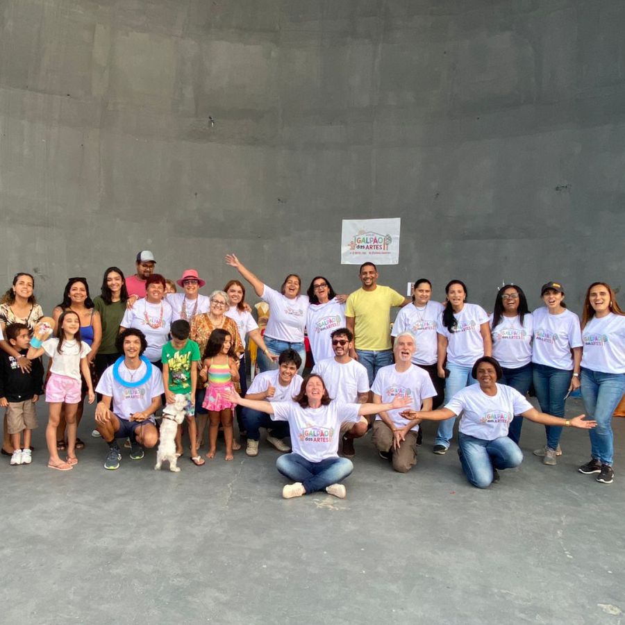 Grupo de artesãos reunidos